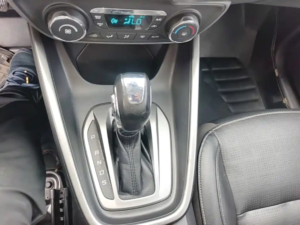 Ford Escort 2015 — фото 14