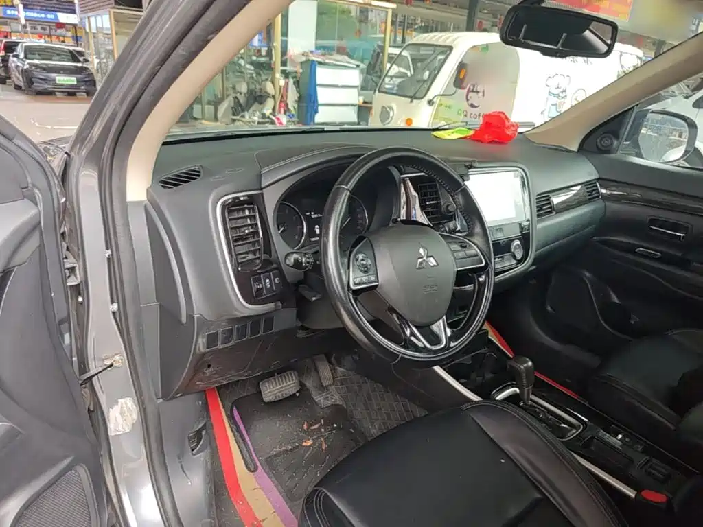 Mitsubishi Outlander 2019 — фото 10