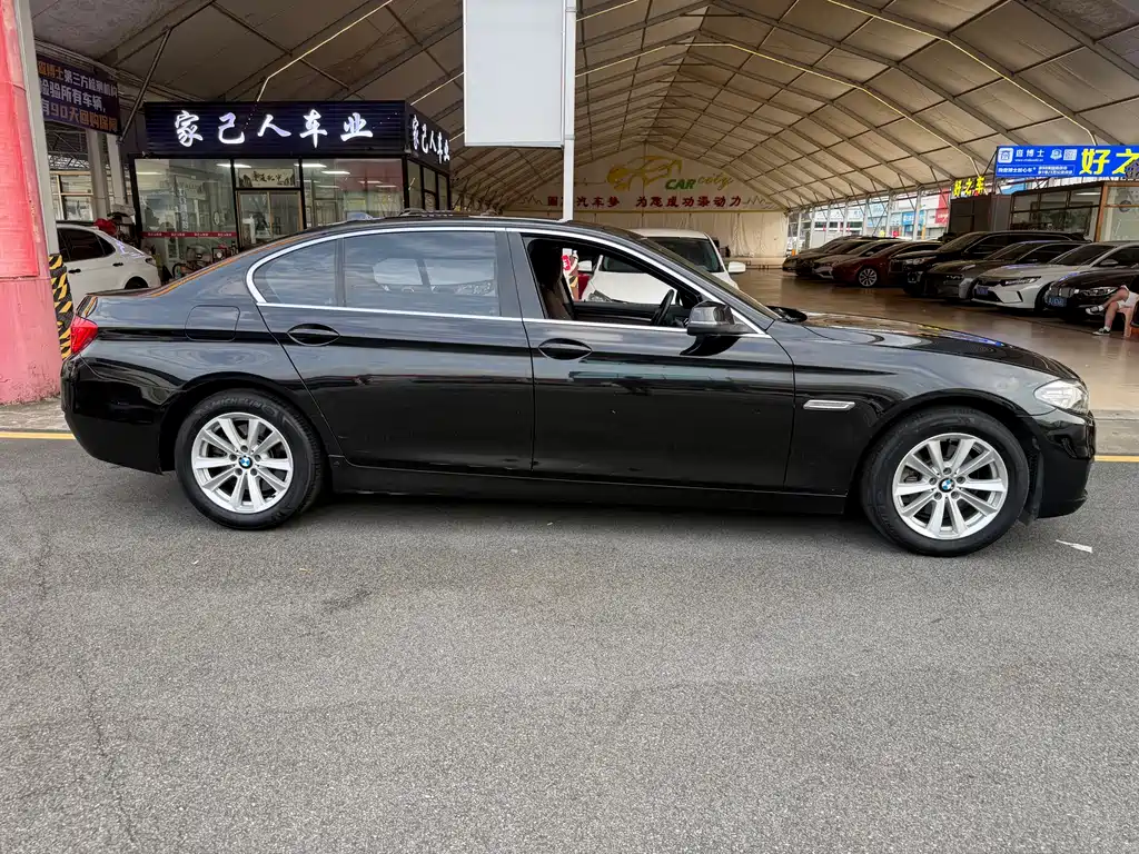 BMW 5 Series 2017 — фото 15