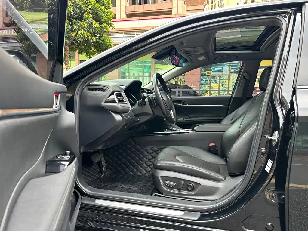 Toyota Camry 2019 — фото 27