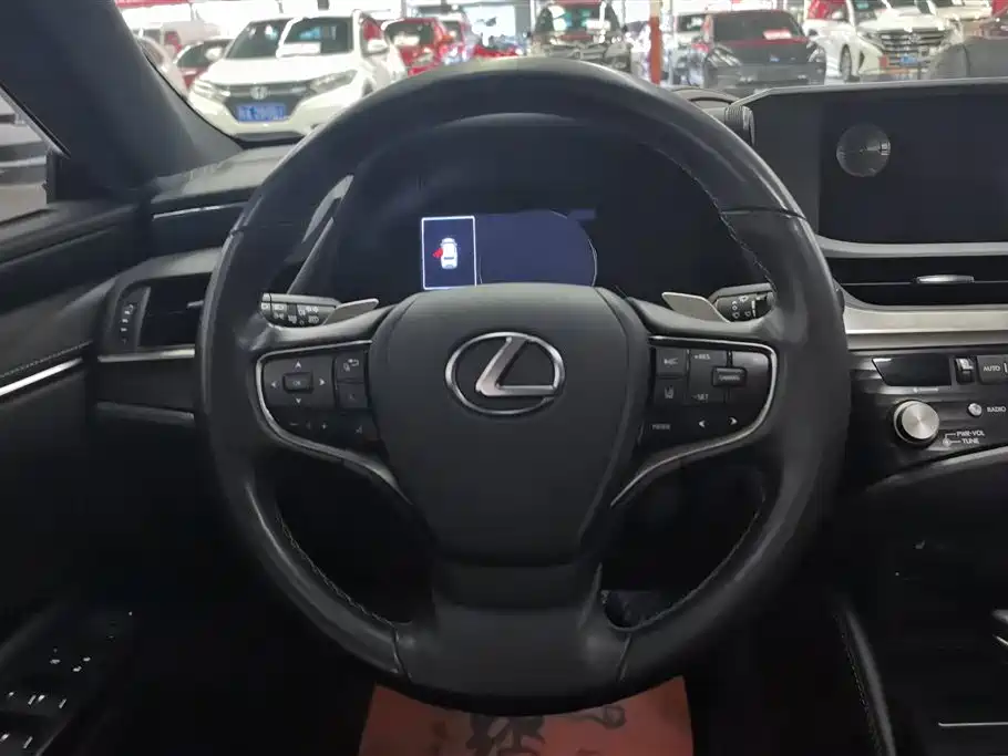 Lexus ES 2020 — фото 15