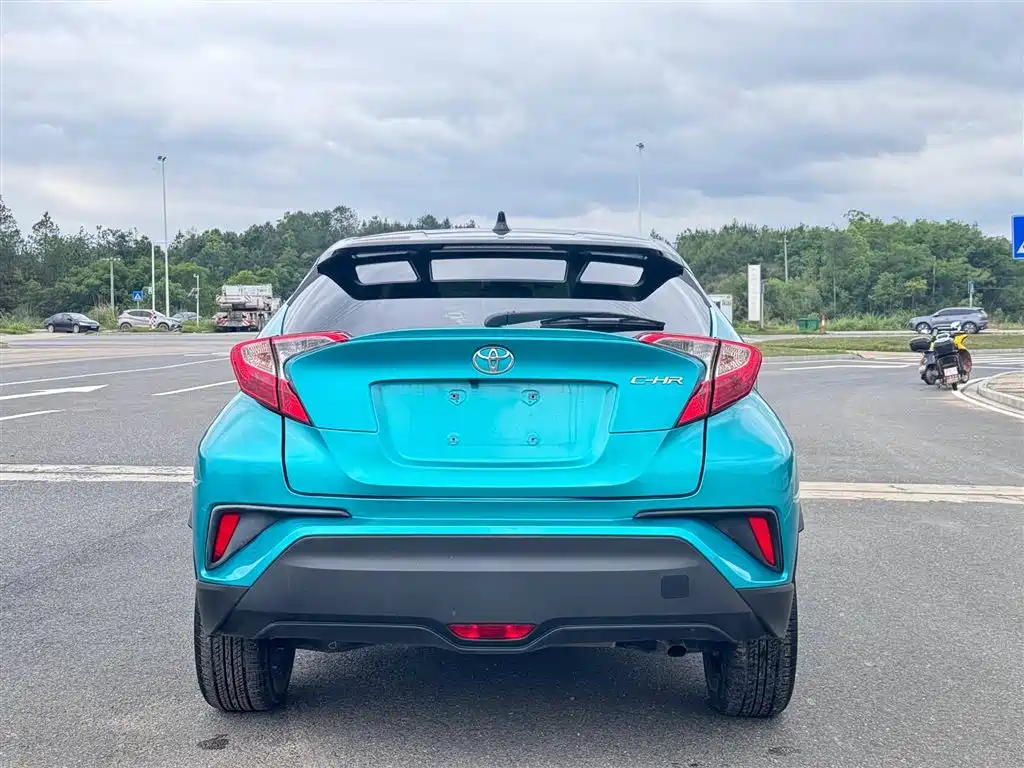 Toyota C-HR 2019 — фото 12
