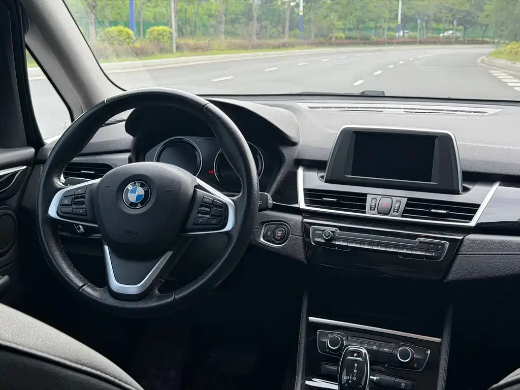 BMW 2 Series Wagon 2019 — фото 11