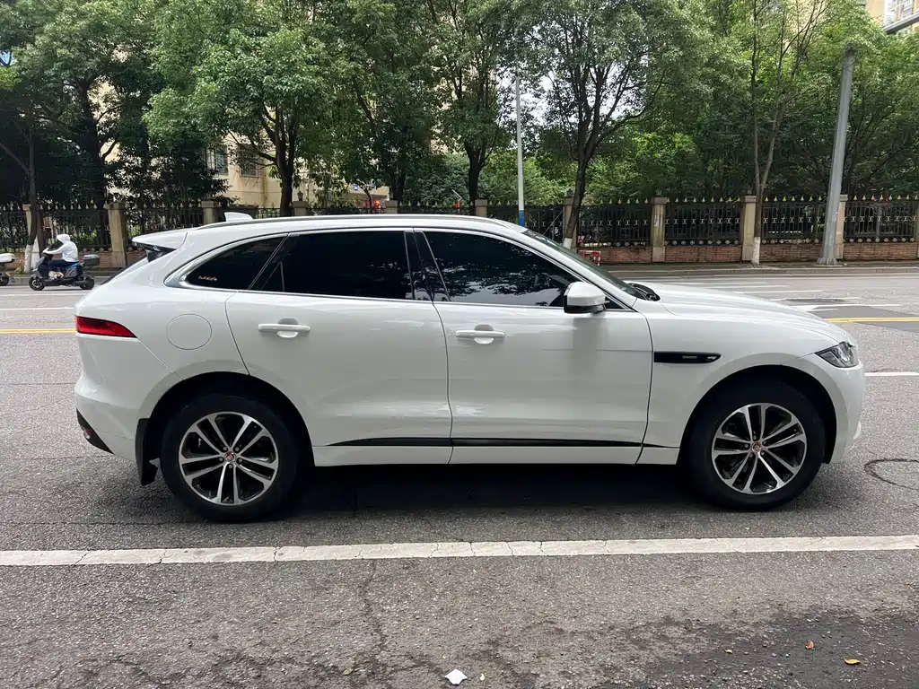 Jaguar F-PACE 2017 — фото 13