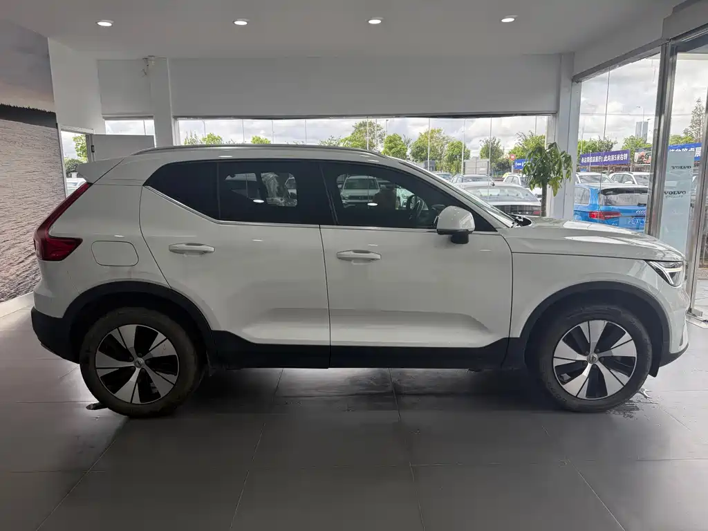Volvo XC40 2024 — фото 4