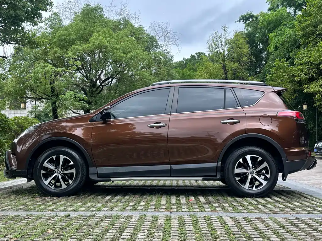Toyota RAV4 2017 — фото 10