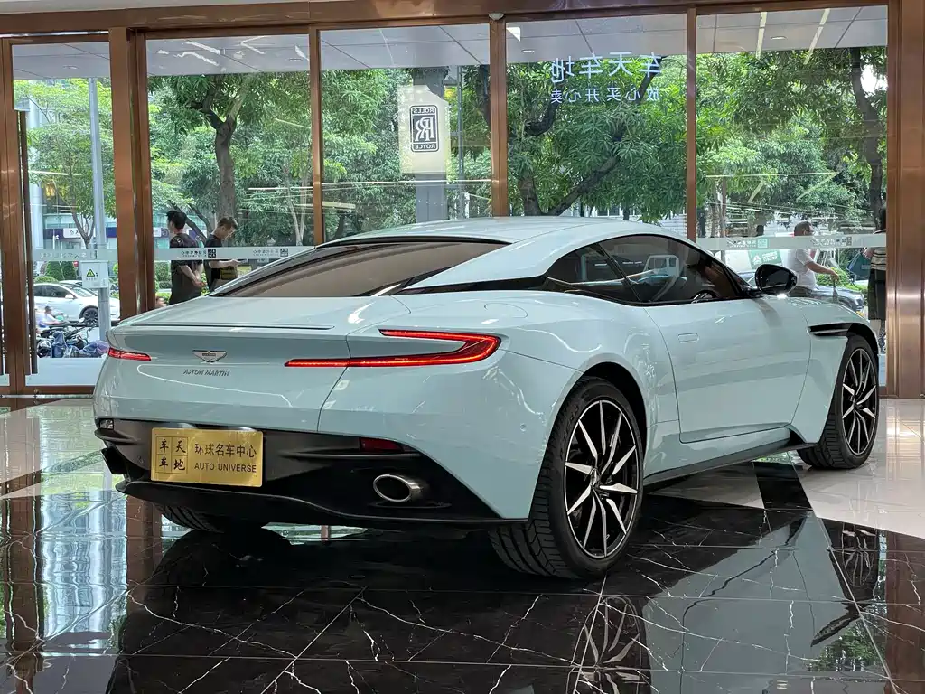 Aston Martin DB11 2019 — фото 15