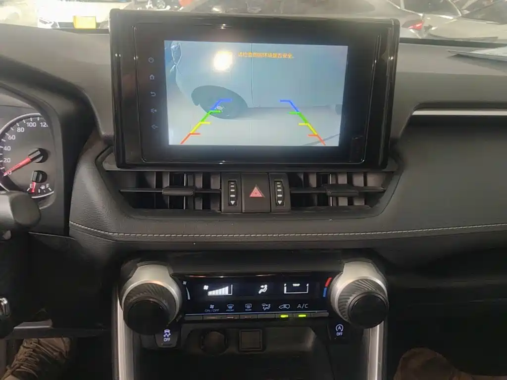 Toyota RAV4 2021 — фото 13