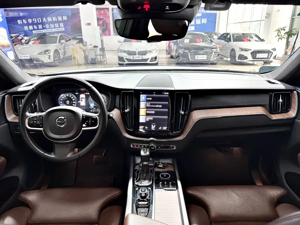 Volvo XC60 2020 — фото 11