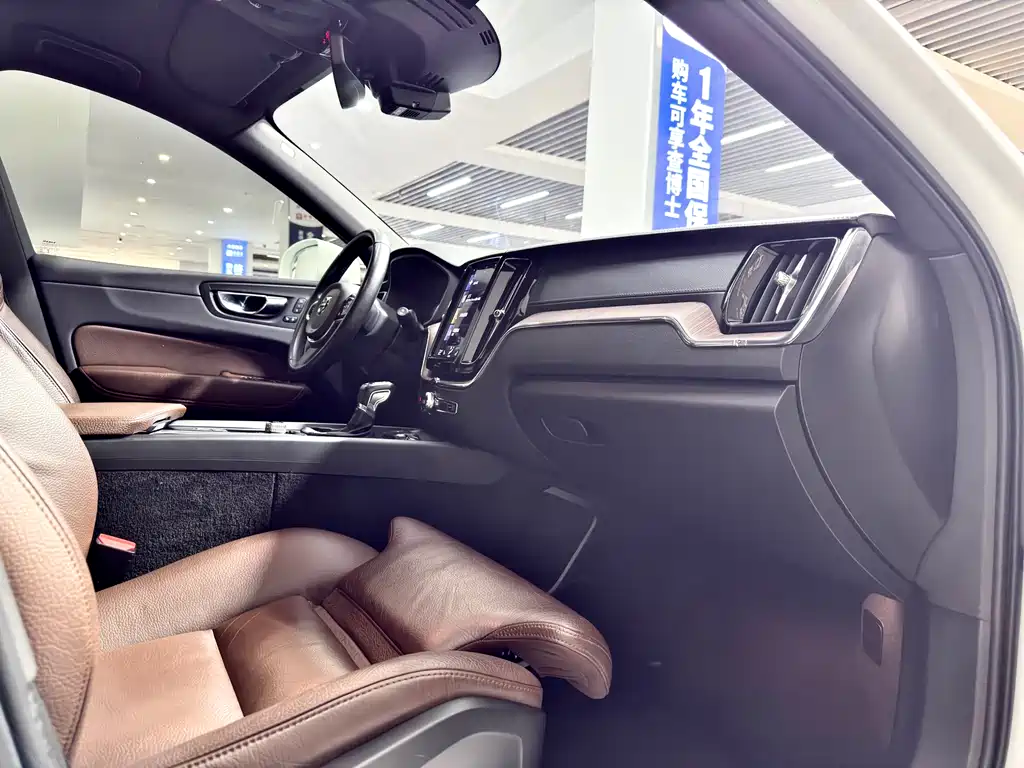 Volvo XC60 2020 — фото 14