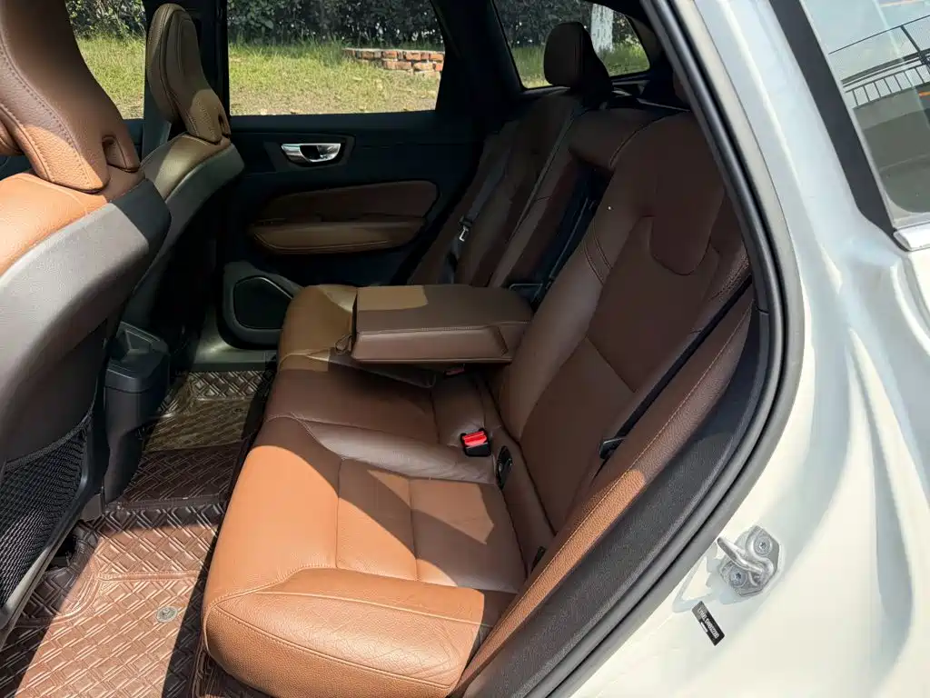 Volvo XC60 2022 — фото 12