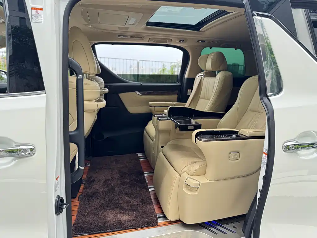 Toyota Alphard 2022 — фото 11