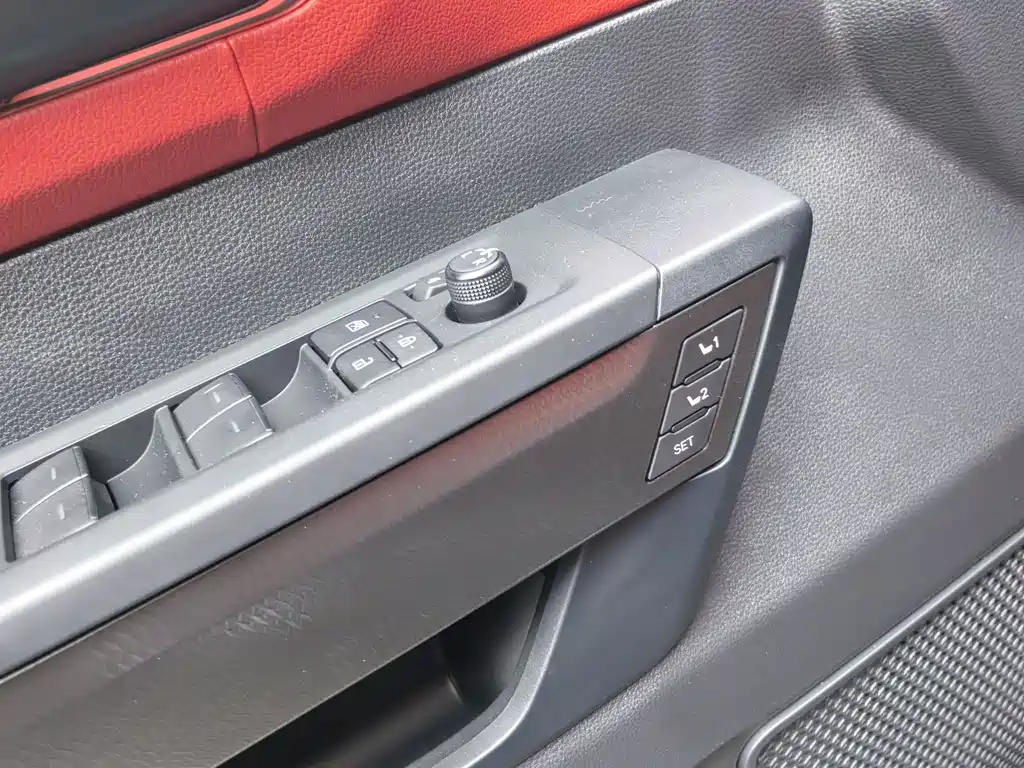 Toyota Sequoia — фото 18