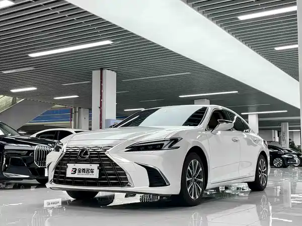 Lexus ES 2025