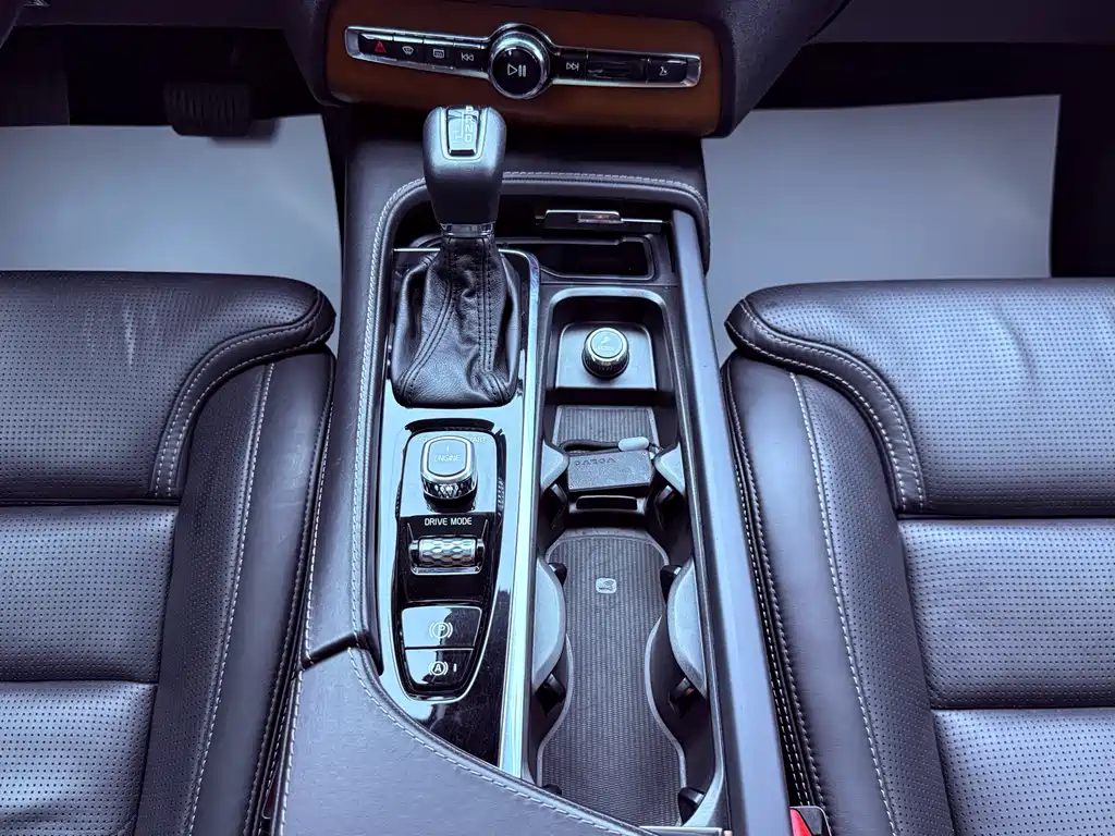 Volvo XC90 2017 — фото 14