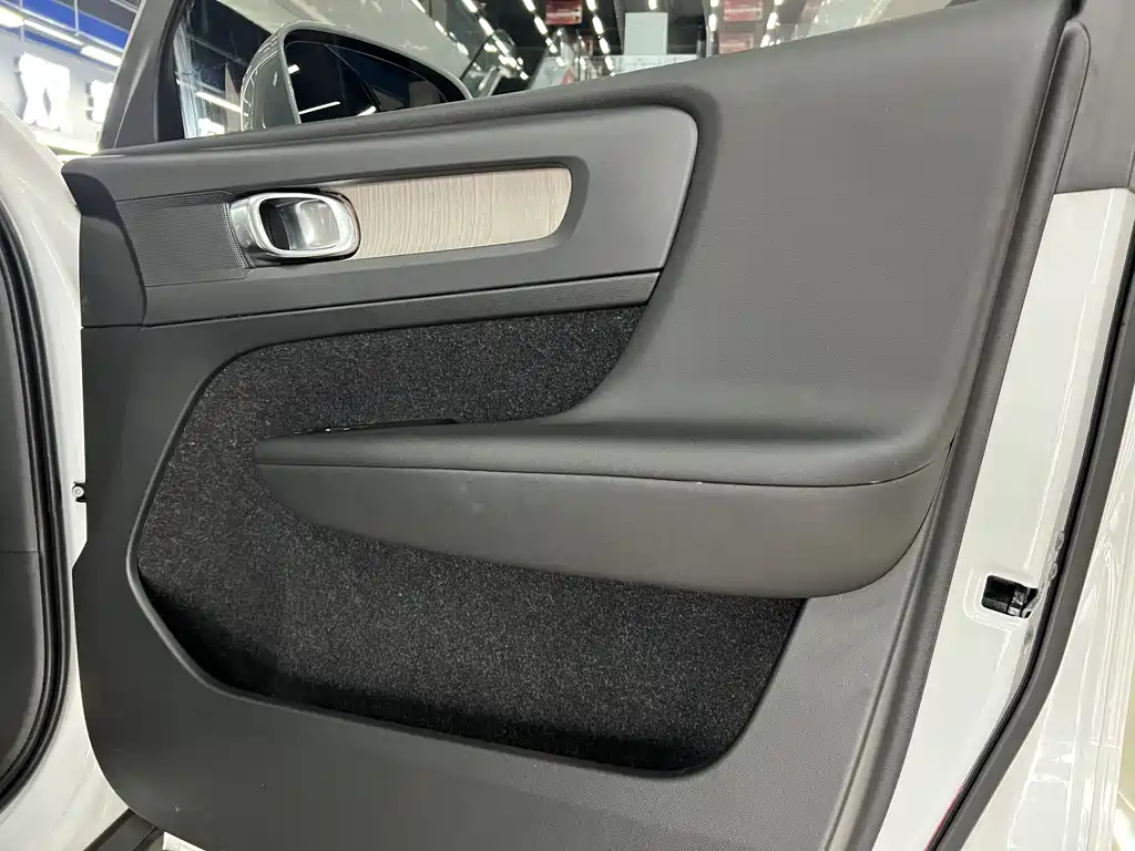 Volvo XC40 2020 — фото 20