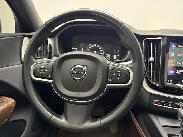 Volvo XC60 2021 — фото 7