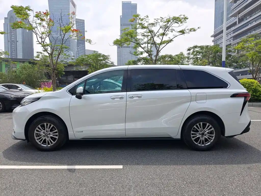 Toyota Sienna 2022 — фото 27