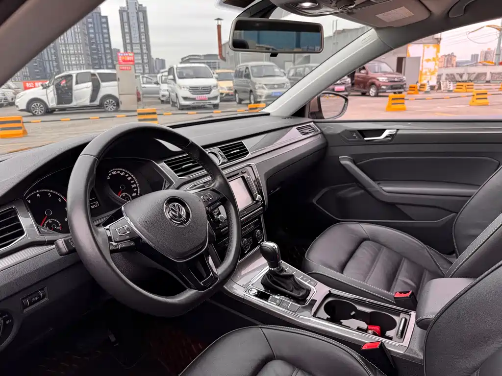 Volkswagen Passat 2017 — фото 15