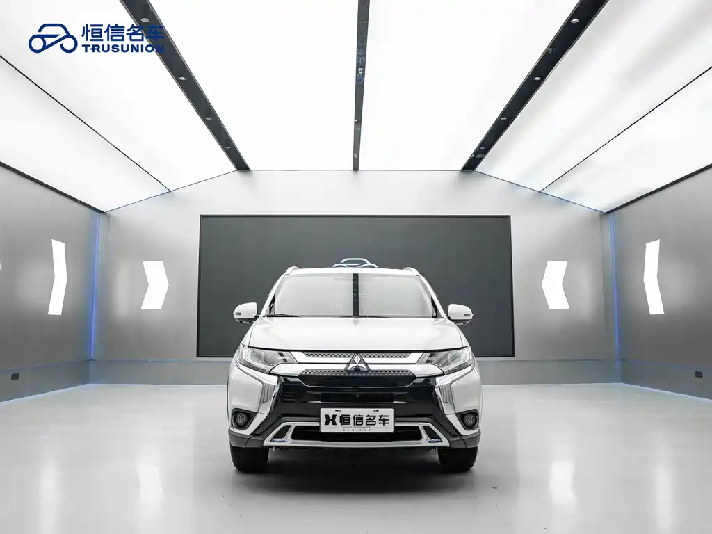 Mitsubishi Outlander 2020 — фото 2