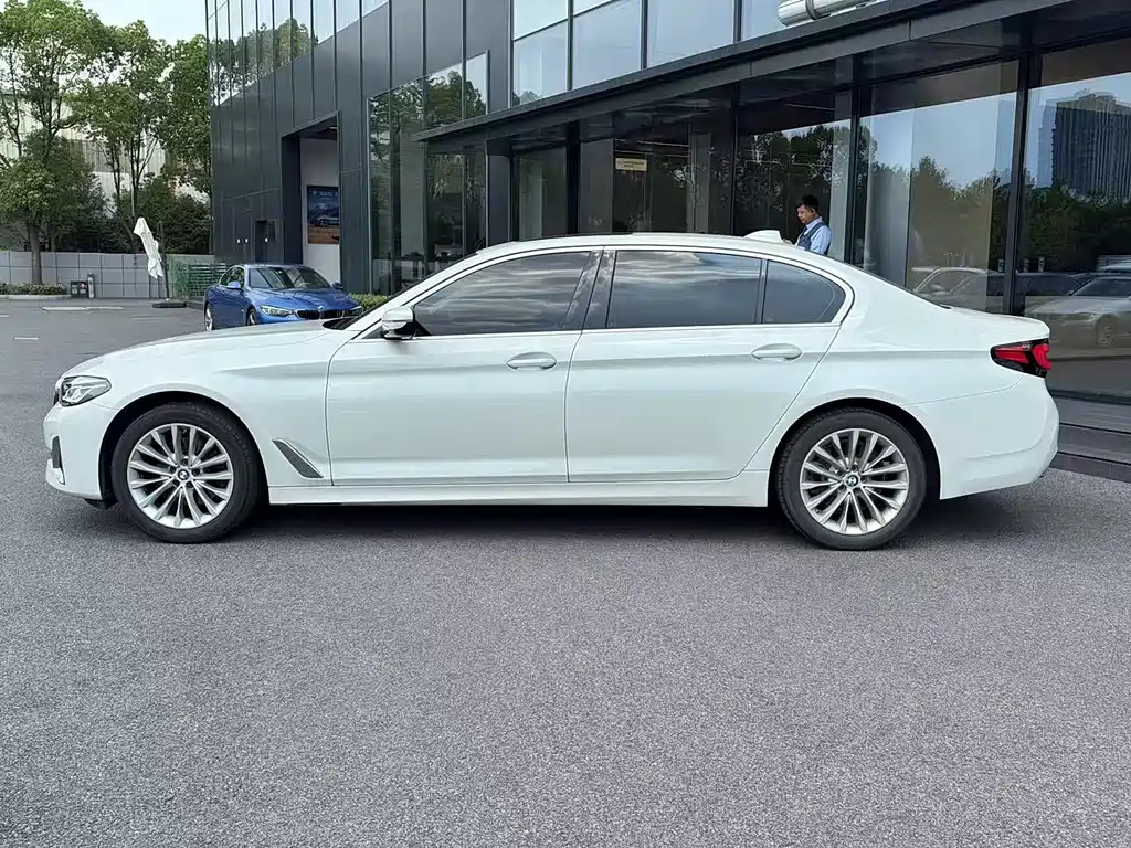 BMW 5 Series 2022 — фото 15