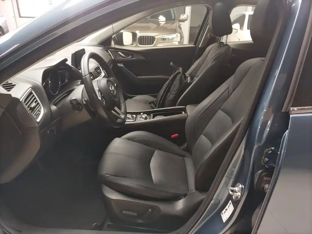 Mazda 3 Axela 2018 — фото 15