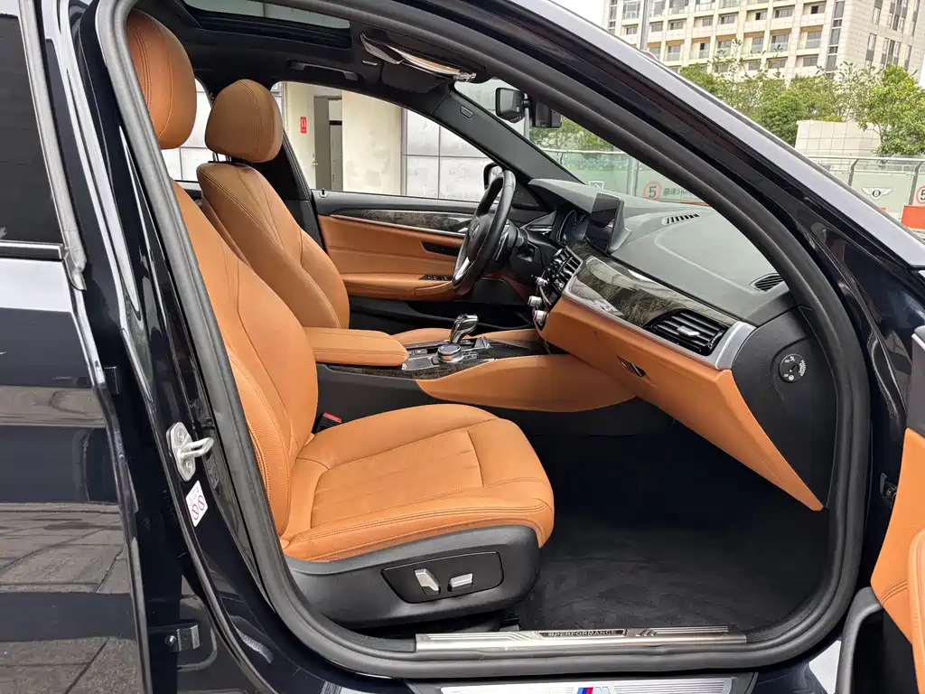 BMW 5 Series 2018 — фото 32