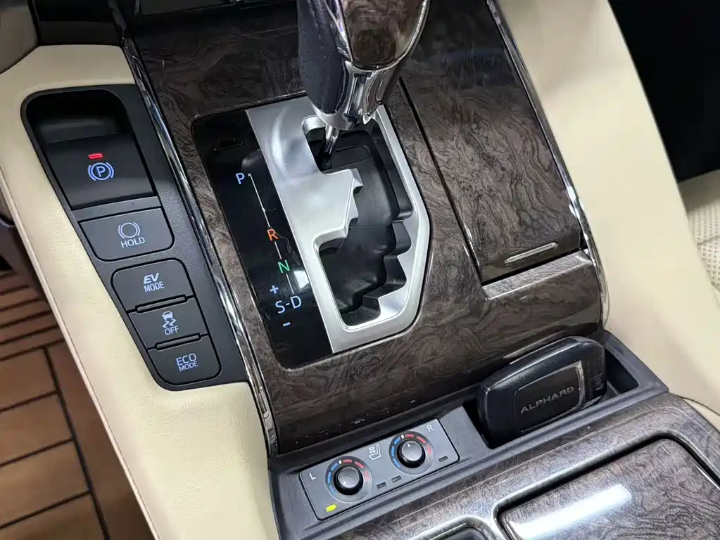 Toyota Alphard 2020 — фото 19