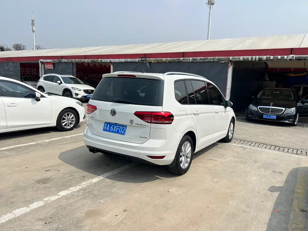 Volkswagen Touran 2017 — фото 23