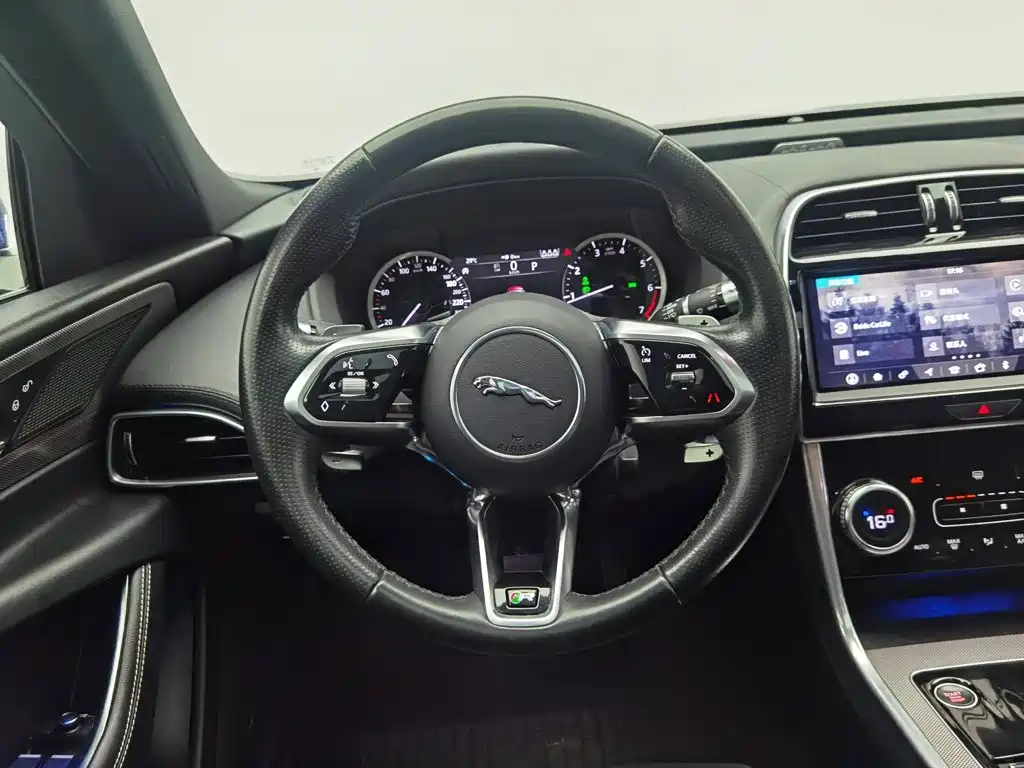 Jaguar XEL 2020 — фото 11