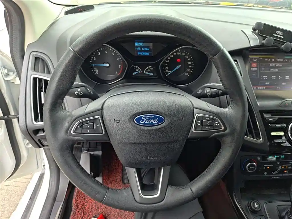 Ford Focus 2015 — фото 11