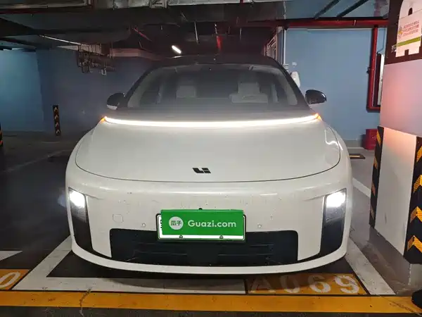Li Auto i8 2025