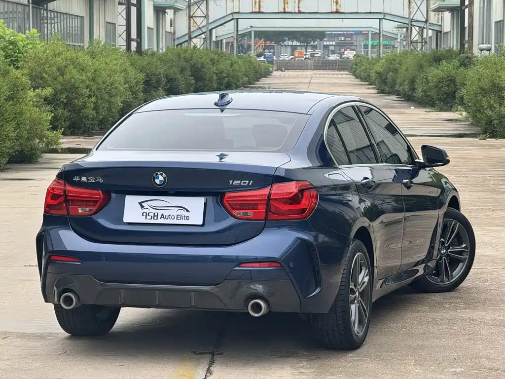BMW 1 Series 2022 — фото 10