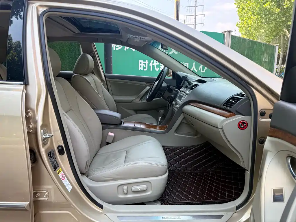 Toyota Camry 2010 — фото 11