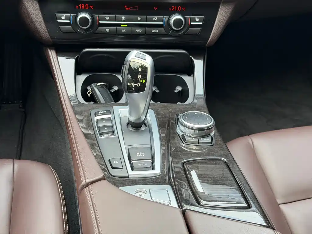 BMW 5 Series 2016 — фото 16
