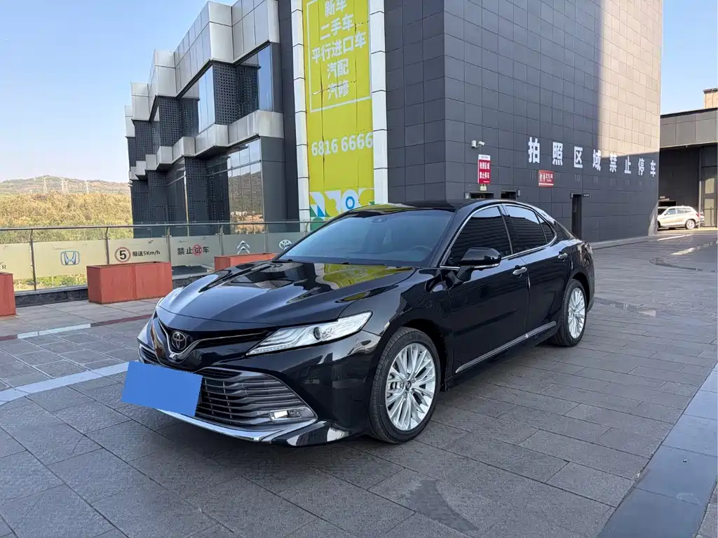 Toyota Camry 2019 — фото 1