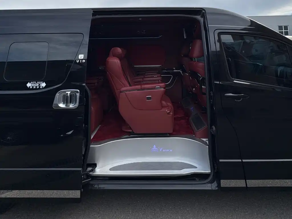 Toyota Hiace 2023 — фото 10