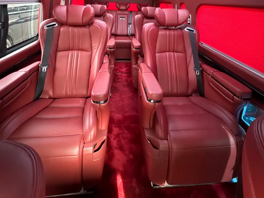 Toyota Hiace 2023 — фото 13
