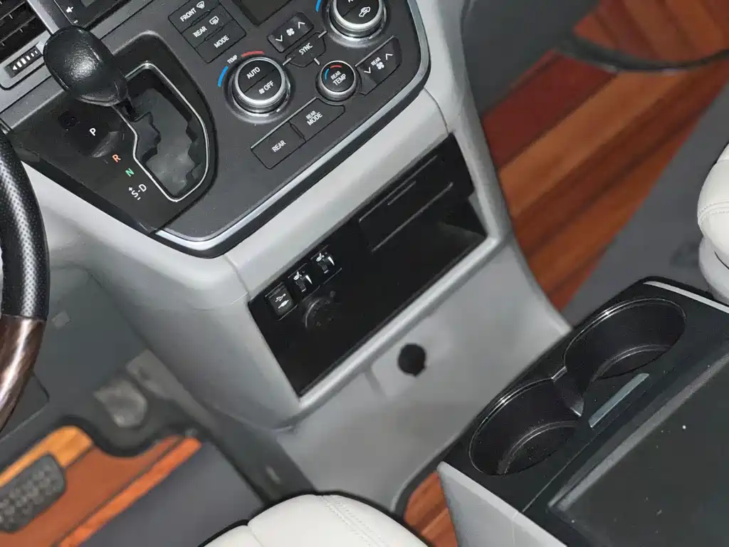 Toyota Sienna 2017 — фото 12