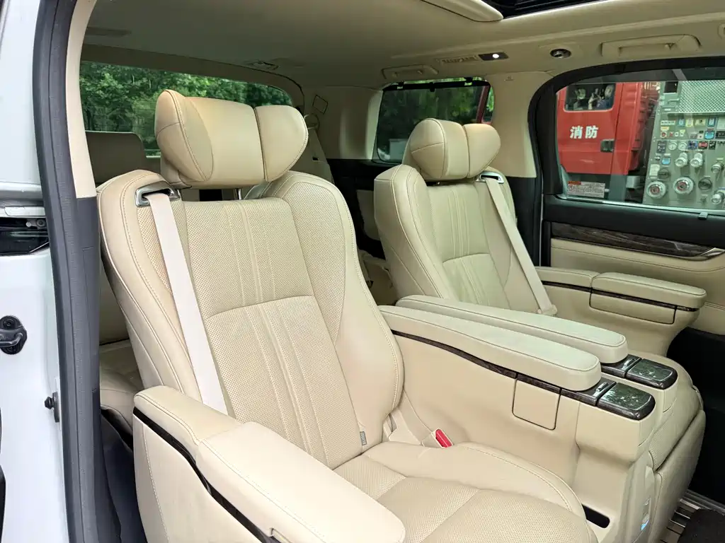 Toyota Alphard 2020 — фото 28
