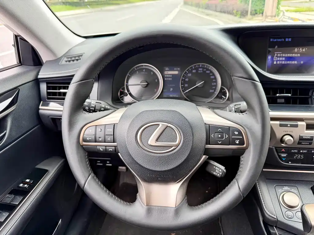 Lexus ES 2015 — фото 10