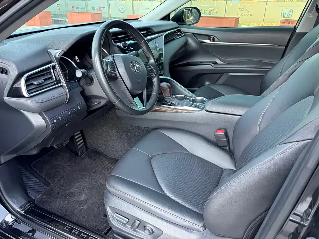 Toyota Camry 2019 — фото 8
