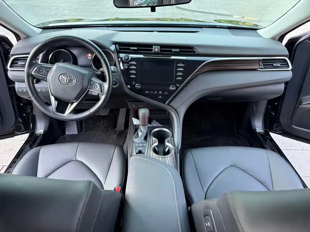 Toyota Camry 2019 — фото 10
