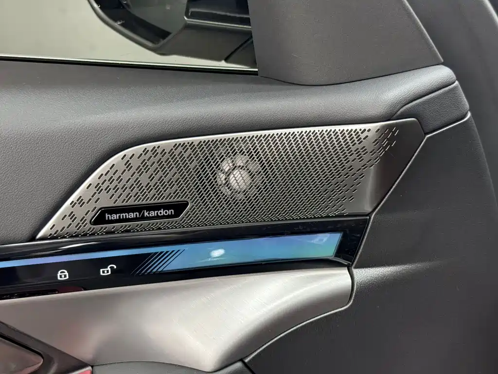 BMW 5 Series 2025 — фото 10