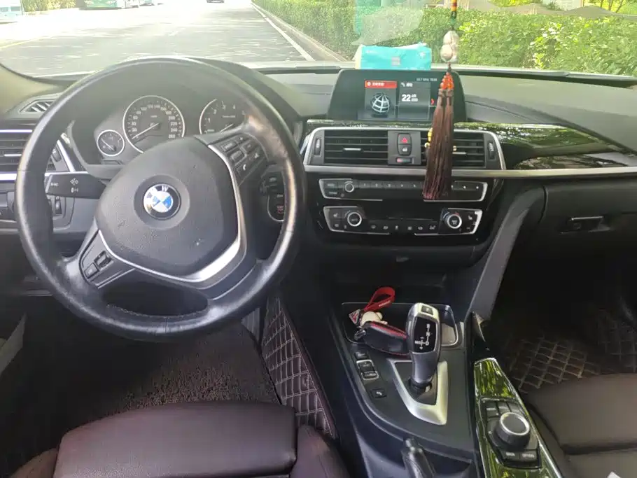 BMW 3 Series 2018 — фото 13
