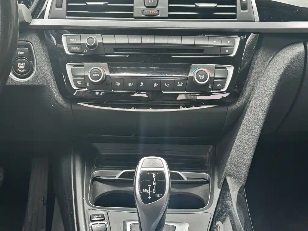 BMW 3 Series 2019 — фото 11