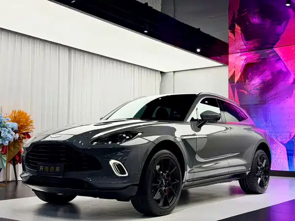 Aston Martin DBX 2022
