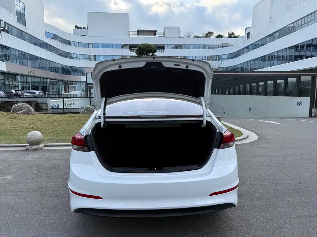 Hyundai Elantra 2018 — фото 13