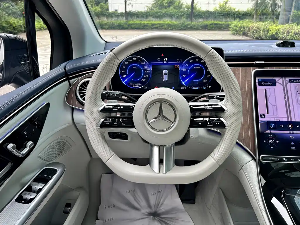 Mercedes-Benz EQE SUV 2023 — фото 11