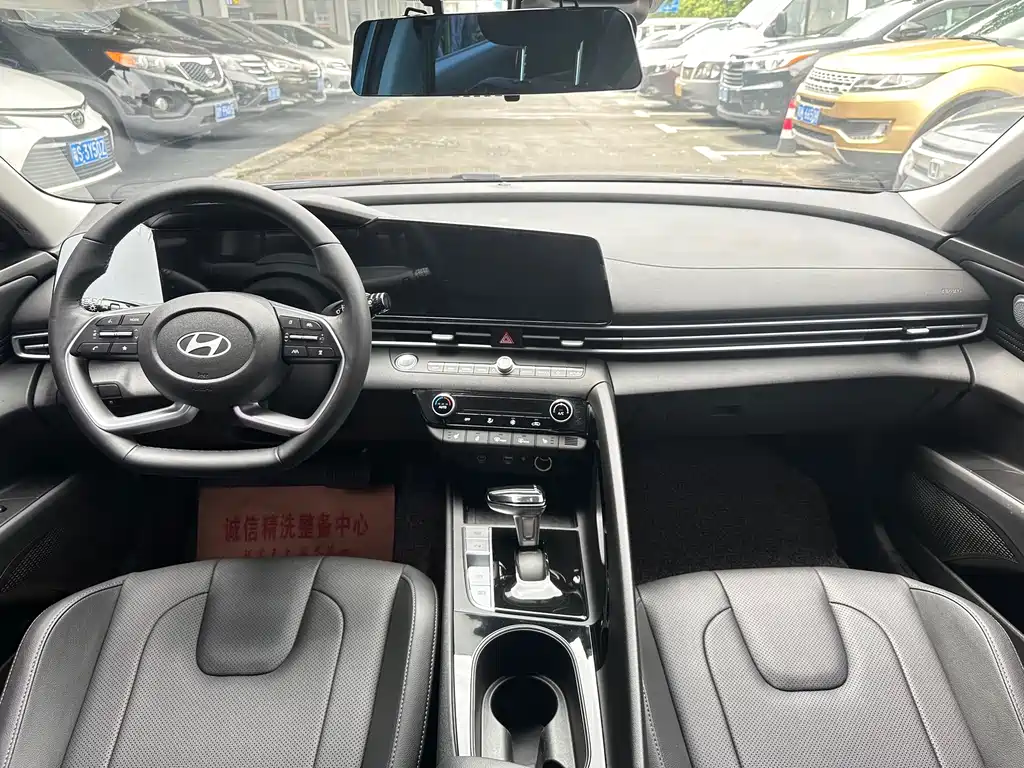 Hyundai Elantra 2024